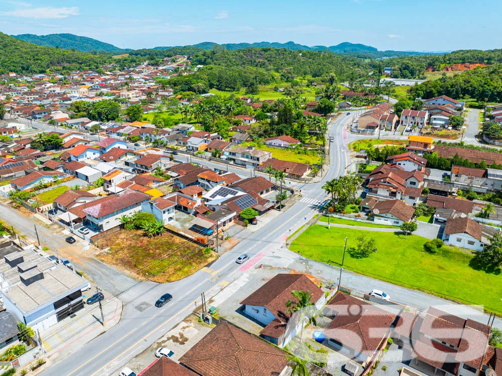 Ampla casa térrea com laje, terreno espaçoso e exc