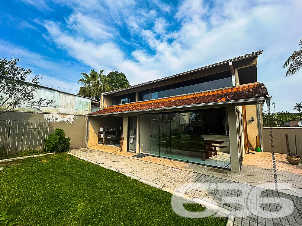 Descubra o Encanto da Residência em Glória: Elegân