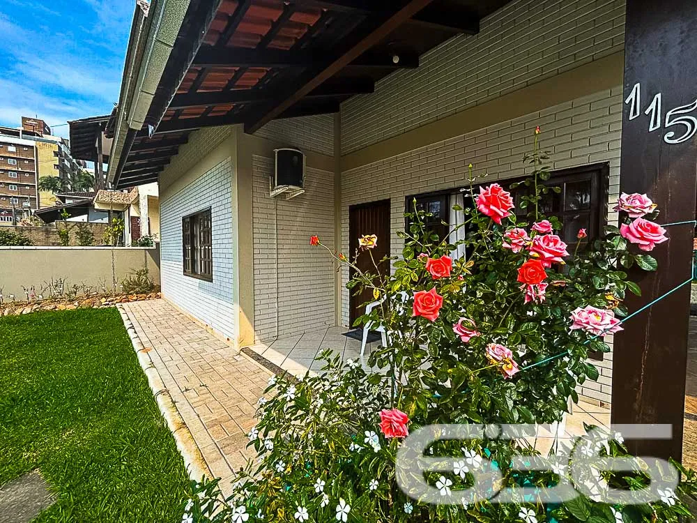 Descubra o Encanto da Residência em Glória: Elegân