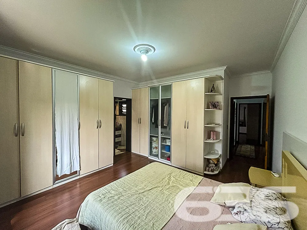 Descubra o Encanto da Residência em Glória: Elegân