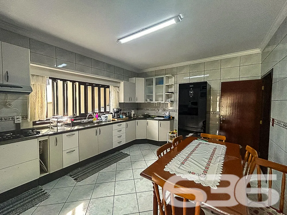 Descubra o Encanto da Residência em Glória: Elegân