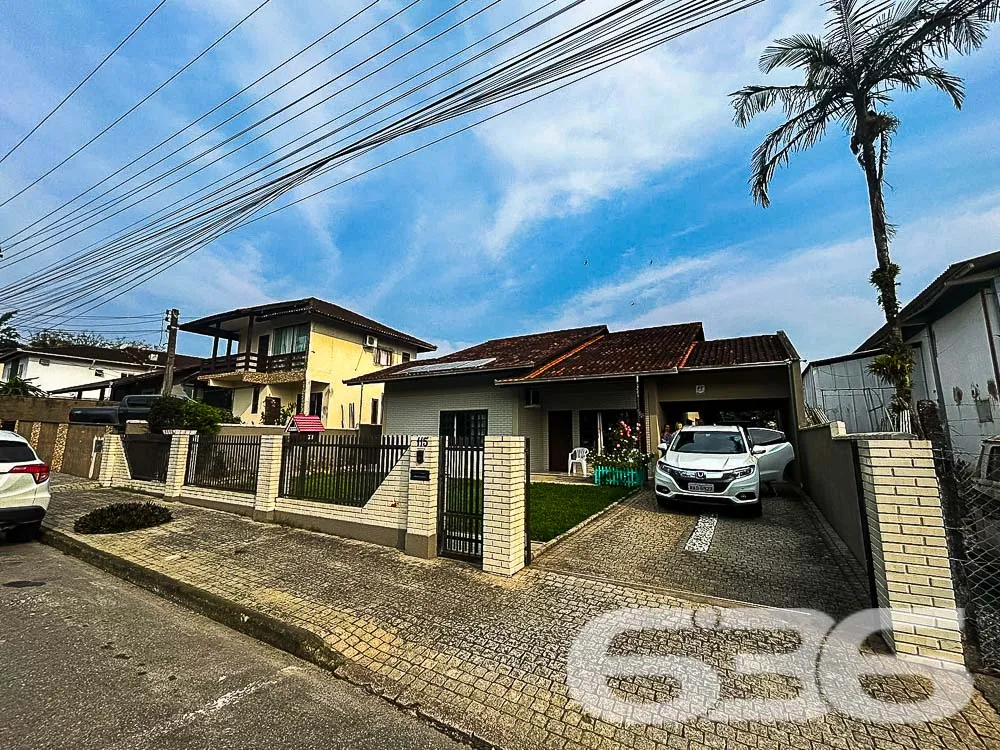 Descubra o Encanto da Residência em Glória: Elegân