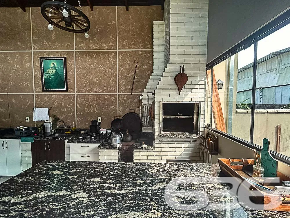 Descubra o Encanto da Residência em Glória: Elegân