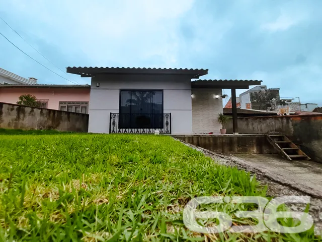 VENDE-SE CASA COM SUÍTE + 2 DORMITÓRIOS NO BAIRRO