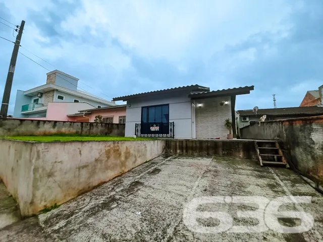 VENDE-SE CASA COM SUÍTE + 2 DORMITÓRIOS NO BAIRRO