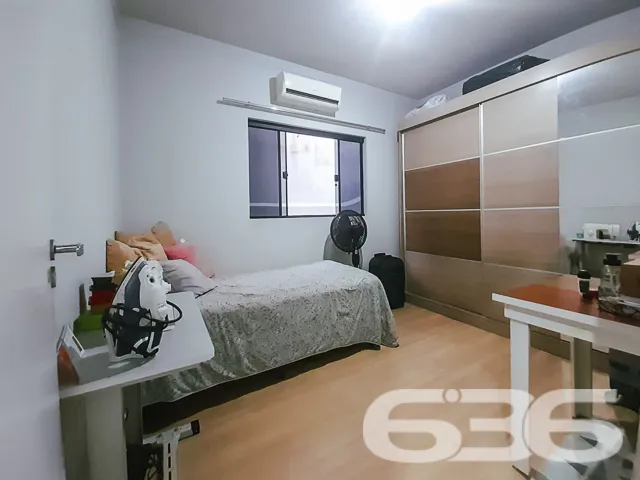 VENDE-SE CASA COM SUÍTE + 2 DORMITÓRIOS NO BAIRRO