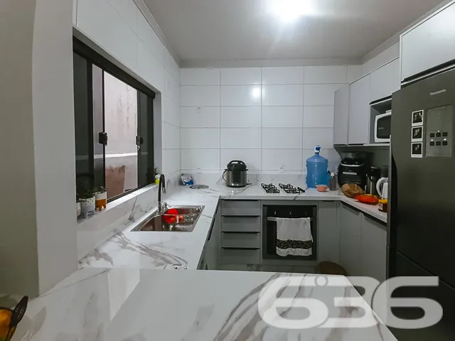 VENDE-SE CASA COM SUÍTE + 2 DORMITÓRIOS NO BAIRRO