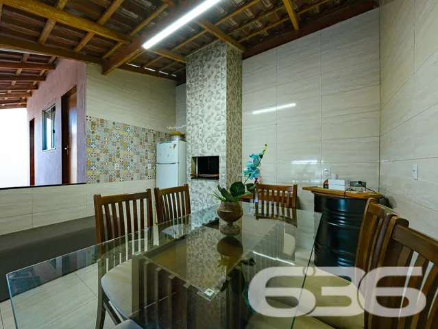 Apresentamos com exclusividade uma residĂȘncia que