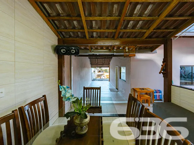Apresentamos com exclusividade uma residĂȘncia que
