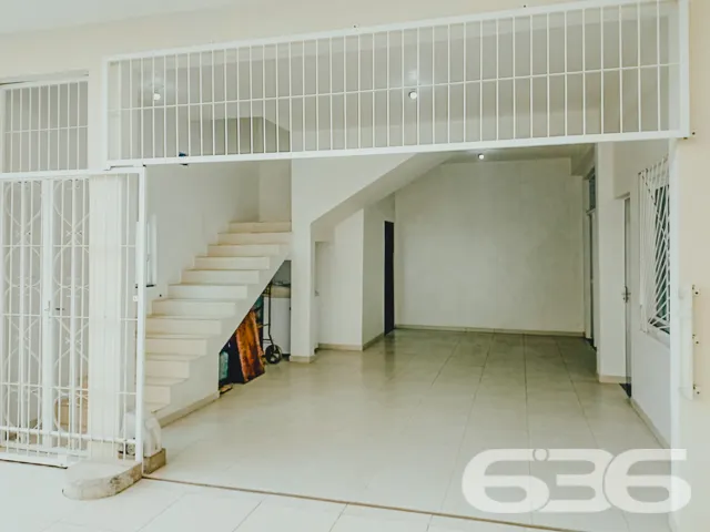 ESPAĂO E SOFISTICAĂĂO NO BAIRRO BUCAREIN: SOBRADO