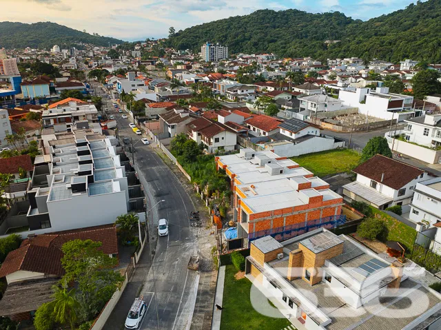 Com o frescor da brisa matinal de Joinville, apres