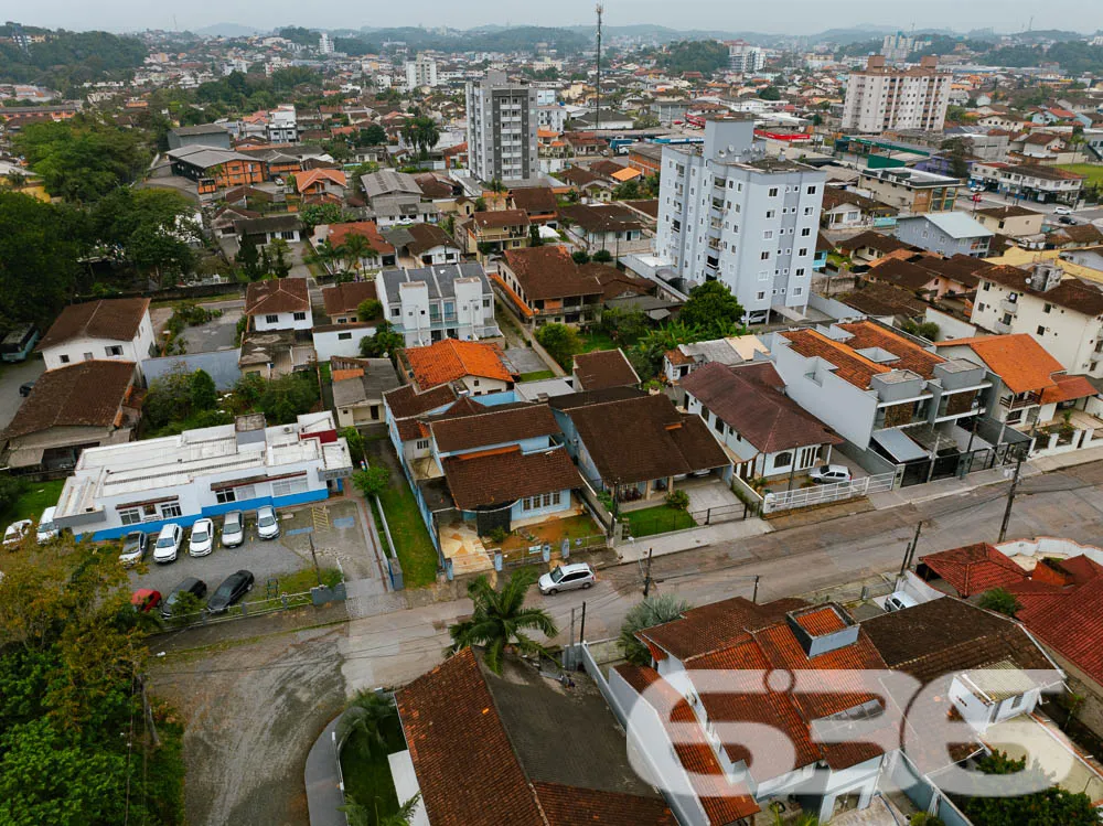 Este belo sobrado, apresenta uma ĂĄrea construĂda d