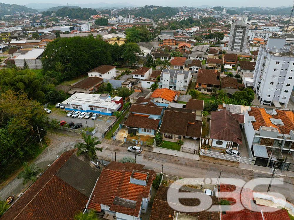 Este belo sobrado, apresenta uma ĂĄrea construĂda d