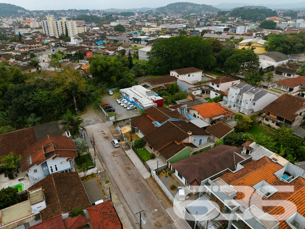 Este belo sobrado, apresenta uma ĂĄrea construĂda d