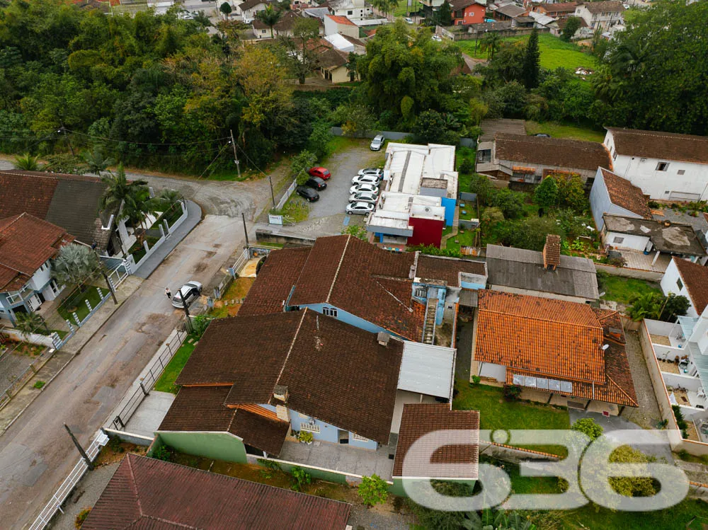 Este belo sobrado, apresenta uma ĂĄrea construĂda d