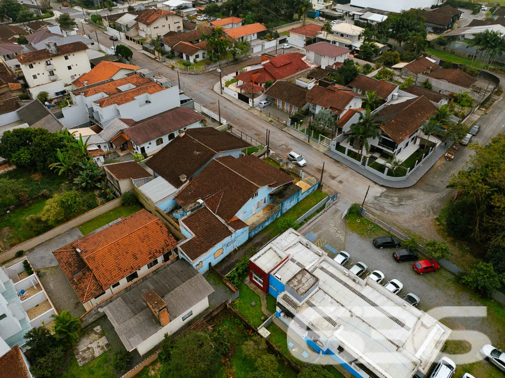 Este belo sobrado, apresenta uma ĂĄrea construĂda d