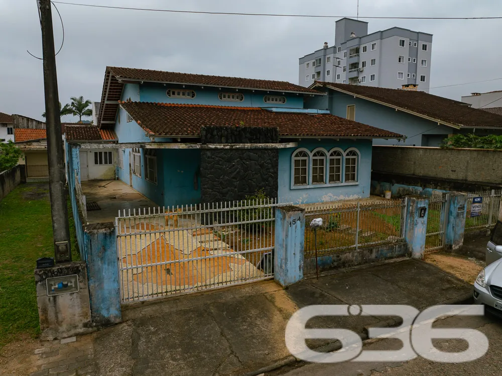 Este belo sobrado, apresenta uma ĂĄrea construĂda d