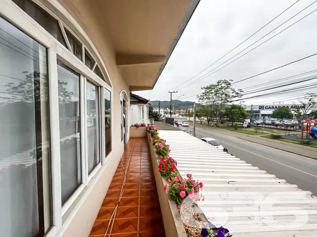 ImĂłvel para Venda - Sobrado Amplo em Joinville, SC