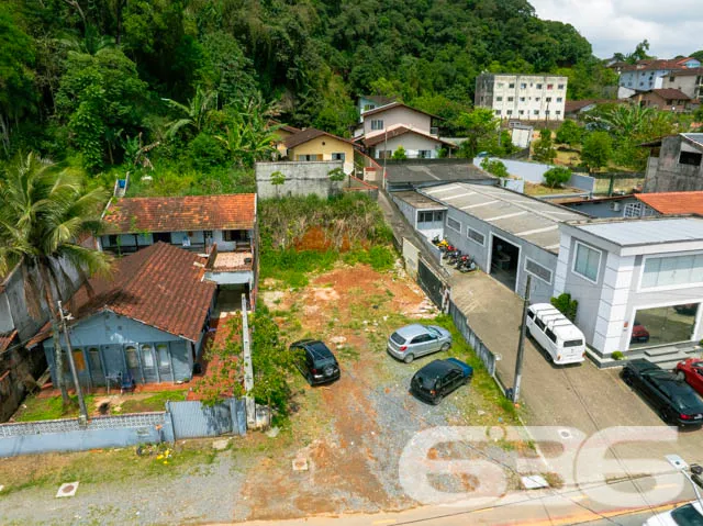 Confira este terreno à venda em uma excelente loca