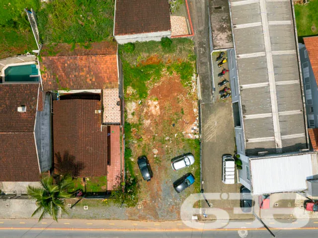 Confira este terreno à venda em uma excelente loca