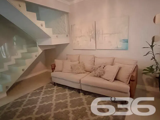 Apresentamos a vocĂȘ uma residĂȘncia geminada, sobra