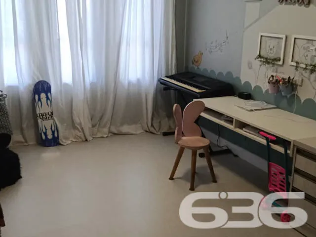Apresentamos a vocĂȘ uma residĂȘncia geminada, sobra