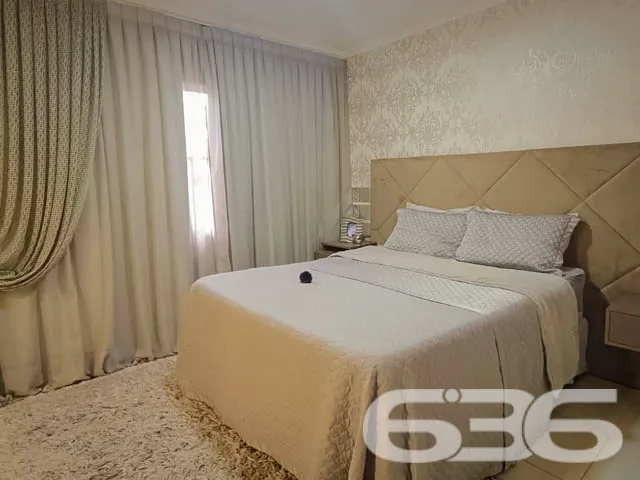Apresentamos a vocĂȘ uma residĂȘncia geminada, sobra