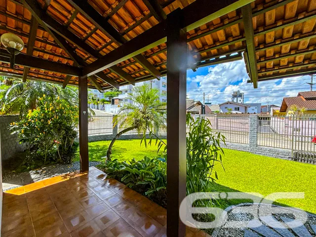 Descubra o charme e a elegância nesta residência t