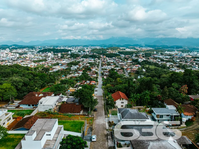 Charmosa residĂȘncia tĂ©rrea Ă venda no bairro Bom R