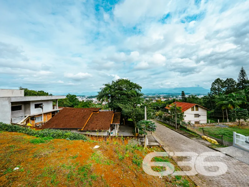 Charmosa residĂȘncia tĂ©rrea Ă venda no bairro Bom R