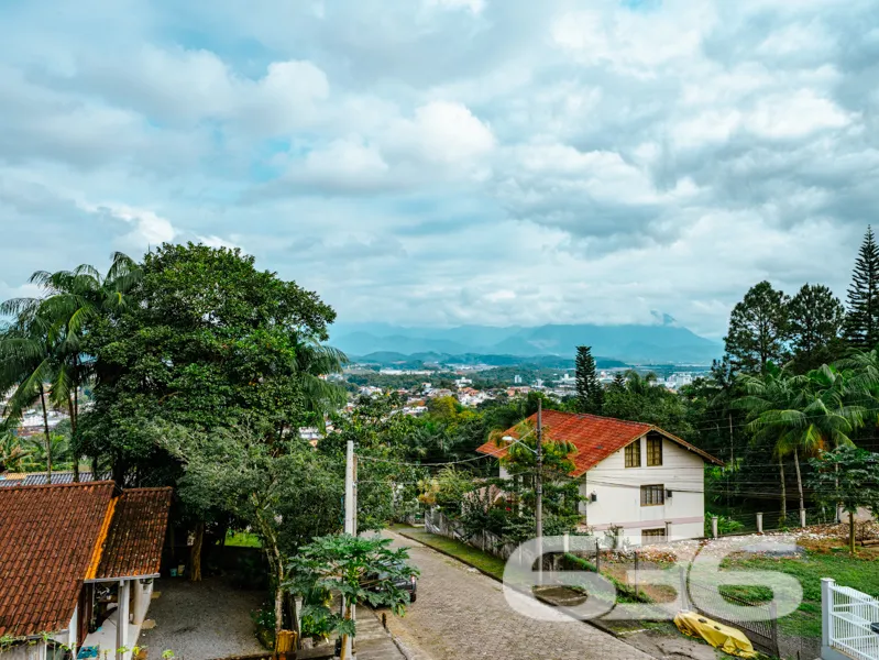 Charmosa residĂȘncia tĂ©rrea Ă venda no bairro Bom R