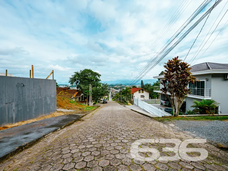 Charmosa residĂȘncia tĂ©rrea Ă venda no bairro Bom R