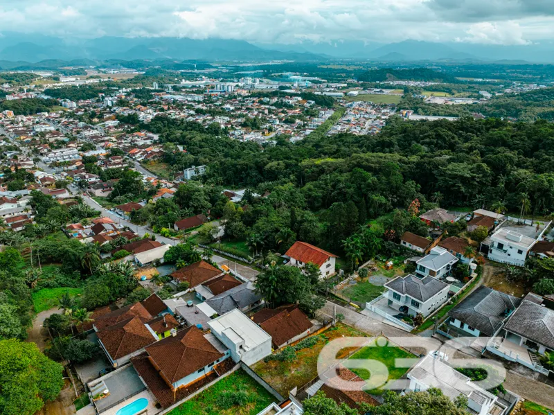 Charmosa residĂȘncia tĂ©rrea Ă venda no bairro Bom R