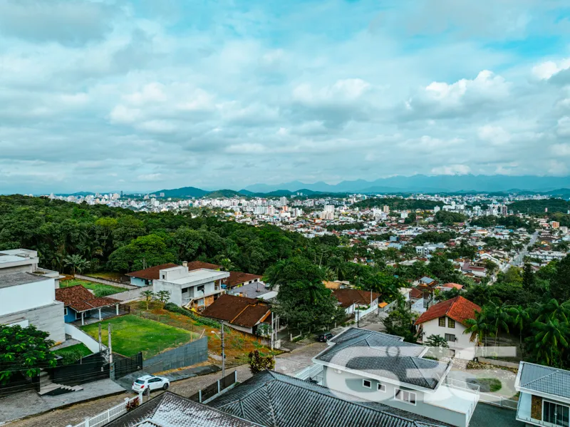 Charmosa residĂȘncia tĂ©rrea Ă venda no bairro Bom R
