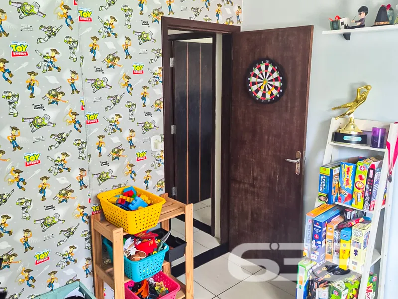 Explore a oportunidade única de adquirir uma resid