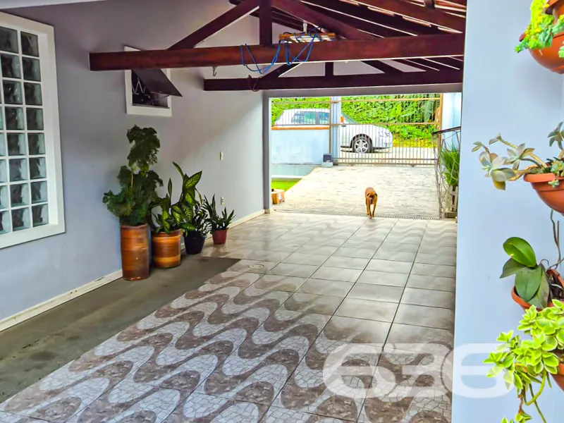 Explore a oportunidade única de adquirir uma resid